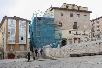 La buhardilla, ubicada en el portal número 8, es perfectamente visible desde la plaza Santa María. RAÚL G. OCHOA