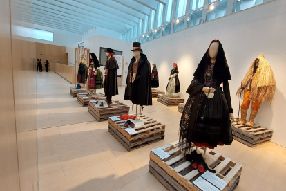 Los cinco trajes tradicionales que el burgalés ha aportado a la exposición del II Festival de Indumentaria de Zamora. ECB