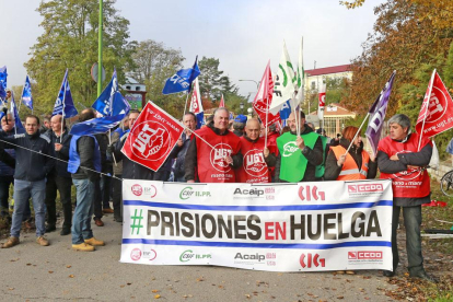 Imagen de una protesta de funcionarios a las puertas de la cárcel de Burgos.-ISRAEL L. MURILLO