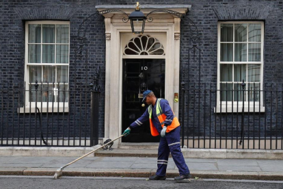 Preparativos ante Downing Street para la comparecencia de May.-ADRIAN DENNIS / AFP