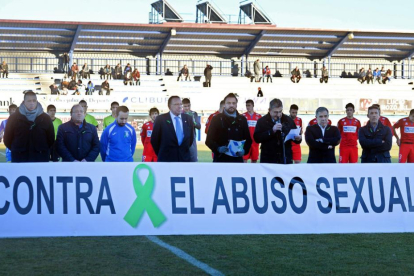 La lectura del manifiesto tuvo lugar en el campo de la Arandina antes del partido celebrado en la tarde de ayer.-ICAL