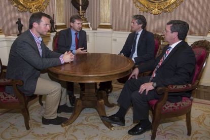 Javier Lacalle y César Rico en la reunión que mantuvieron con el presidente de la FEMP, Íñigo de la Serna.-ICAL