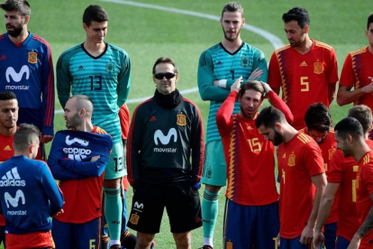 La selección española, antes de hacerse la foto oficial.-AFP / PIERRE-PHILIPPE MARCOU