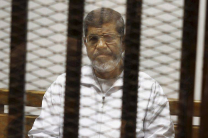 Imagen del expresidente Mohammed Mursi encarcelado tomada el 8 de mayo del 2014.-Foto: AP / TAREK EL GABBAS