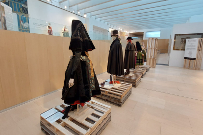 Los cincos trajes tradicionales que el burgalés ha aportado a la exposición del II Festival de Indumentaria de Zamora. ECB