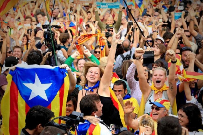 Alegrías en el parc de la ciutadella tras la proclamación de la independencia de Cataluña.-FERRAN NADEU