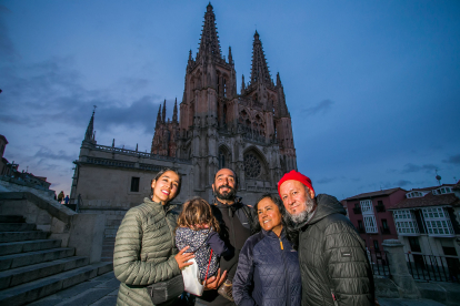 Demis junto a su familia frente a la Catedral de Burgos, TOMÁS ALONSO