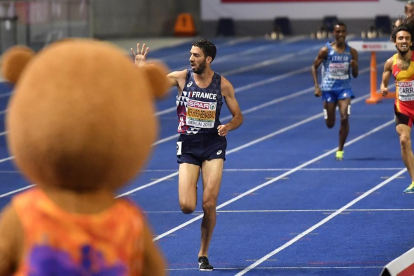 Fernando Carro, detrás del francés Mekhissi-Benabbad, en la recta final de los 3.000 metros obstáculos. /-AP / MARTIN MEISSNER