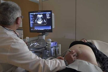 Un ginecólogo realiza una ecografía a una embarazada. I. L. M.