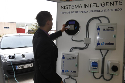 Imagen de archivo del sistema de recarga de vehículos eléctricos ideada por el ITCL y Cobra.-RAÚL OCHOA