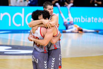 Bassas, Benite y Apic celebran la victoria lograda ayer ante el Andorra. ACB PHOTO
