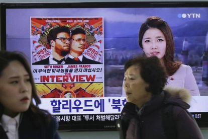 Los informativos de Corea del Sur anuncian el conflicto causado por la película "La entrevista".-Foto: AHN YOUNG-JOON / AP