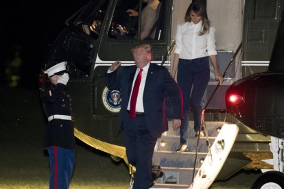 Trump y su esposa Melania llegan a la Casa Blanca en el helicóptero que les trajo de la base Andrews.-ANDREW HAWKIN