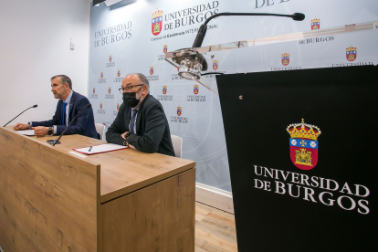 El rector Manuel Pérez Mateos y el empresario Francisco González García presentaron el programa 'UBU Refugio'. TOMÁS ALONSO