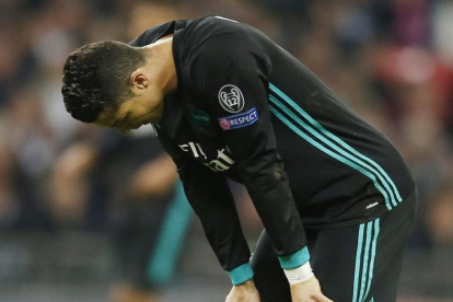 Cristiano Ronaldo se lamenta de una ocasión fallada ante el Tottenham en Wembley.-/ AFP / IAN KINGTON