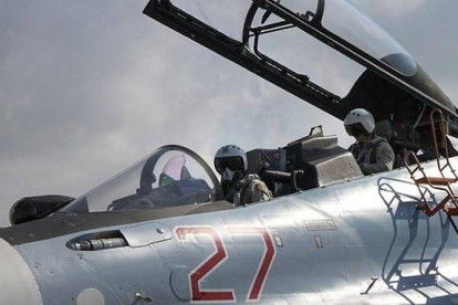 Avión de combate ruso SU-34 en la base aérea de Latakia (Siria).-MINISTERIO DE DEFENSA RUSO