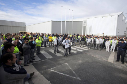 Trabajadores a las puertas de la fábrica de Nissan en una de sus asambleas abiertas-Efe