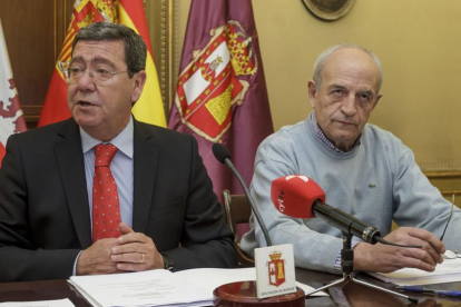 El presidente provincial, César Rico (I) y el vicepresidente y responsables del área de Hacienda, José María Martínez (D)-S. O.