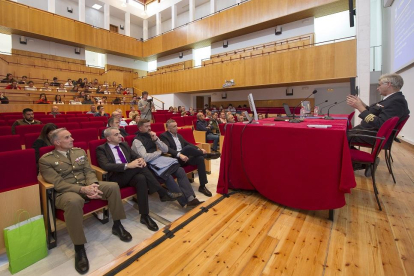El militar y analista del Instituto Español de Estudios Estratégicos (IEEE), Federico Aznar, abordó la relación existente entre la posverdad y la seguridad nacional.-ISRAEL L. MURILLO