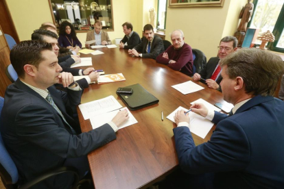 Un momento de la reunión, ayer, del consorcio del aeropuerto presidida por Javier Lacalle.-RAÚL OCHOA
