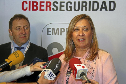 Pilar del Olmo y Tomás Castro clausuran la jornada de ciberseguridad.-ICAL