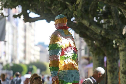 La piñata de Mario Alagueró atrajo al público. Otra cosa es si lo hizo reflexionar.-Raúl Ochoa