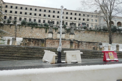 La peligrosa farola está emplazada al borde de la acera justo delante del monumento del Solar del Cid, en la zona alta de la calle Fernán González.  J. G. L.