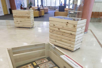 Un centenar de volúmenes componen la muestra articulada en once áreas de conocimiento.-Santi Otero