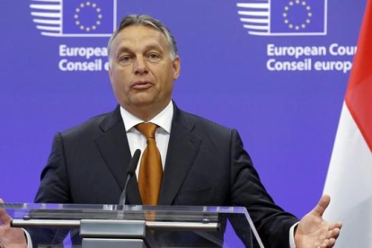 Viktor Orbán ofrece una rueda de prensa en Bruselas, este jueves.-EFE / OLIVIER HOSLET