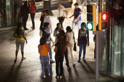 Unas prostitutas, a la caza de clientes en la Rambla de Barcelona.-FERRAN NADEU