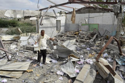 Un hombre intenta rescatar algunas pertenencias de un edificio en Bajil (Yemen) destruido por la coalición árabe.-ABDULJABBAR ZEYAD / REUTERS