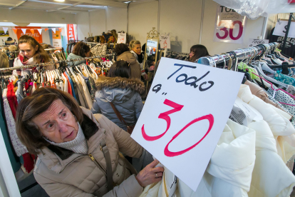 Un mujer mira el precio de una prenda en la Feria de Stock. TOMÁS ALONSO