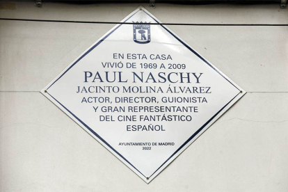 La placa que homenajea a Naschy en el número 70 de la calle Alberto Aguilera. AYTO. MADRID