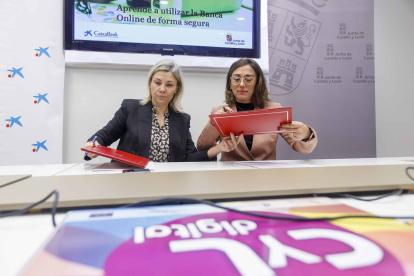 La directora territorial de Caixabank, Belén Martín, y la consejera de Movilidad y Transformación Digital, María González, en la firma del convenio. SANTI OTERO
