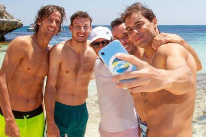 Nadal hace un ’selfie’ del equipo español en la playa de Rottnest Island, con Feliciano López, Carreño, Roig y Bautista.-AFP