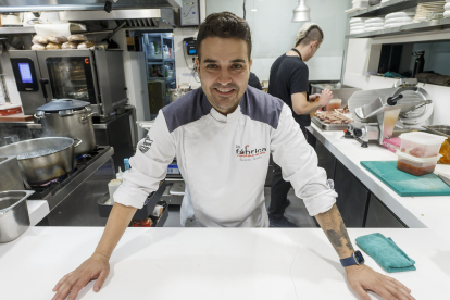 Ricardo Temiño sonríe a cámara desde su cocina de la calle Briviesca. SANTI OTERO