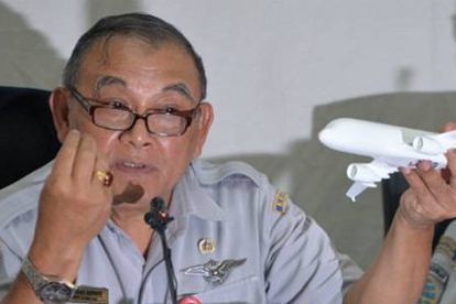 El responsable del Comité Nacional para la Seguridad en el Transporte de Indonesia, Tatang Kurniadi, ofrece una rueda de prensa sobre la caja negra del vuelo QZ8501 de AirAsia, en Yakarta (Indonesia).-Foto: AFP / BAY ISMOYO