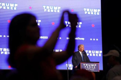 Una electora de Trump se hace una foto para las redes sociales, durante un mitin en Miami.-AFP / JOE RAEDLE