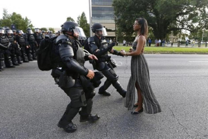 Una joven espera inmóvil a que la policía la detenga en Baton Rouge, Lousiana, en una imagen que se ha convertido en símbolo de las protestas.-REUTERS / JONATHAN BACHMAN