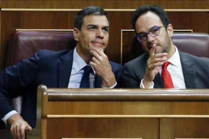 Pedro Sánchez y Antonio Hernando, el pasado 19 de julio en el Congreso.-JUAN MANUEL PRATS