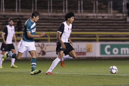 Zarandona persigue un balón en el último partido frente al Coruxo.-RAÚL OCHOA