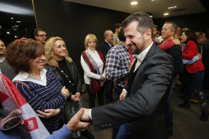 Tudanca y Gil saludan a afiliados y simpatizantes tras analizar los resultados electorales.-SANTI OTERO