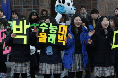 Un grupo de jóvenes anima los examinados en las pruebas de acceso a la universidad en Corea del Sur.-Foto: JEON HEON-KYUN / EFE