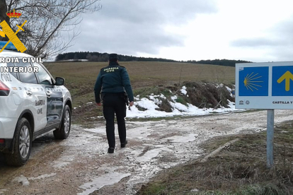 La Guardia Civil asiste a una anciana tras sufrir una caida cuando paseaba por una ruta del Camino de Santiago. GUARDIA CIVIL