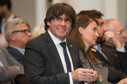 El expresidente de la Generalitat catalana Carles Puigdemont asiste al acto que 200 alcaldes independentistas celebran en Bruselas, Bélgica, el 7 de noviembre del 2017, para apoyar al cesado Gobierno catalán.-EFE/Stephanie Lecocq