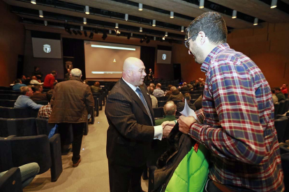 Antonio Caselli saluda a un accionista en la última asamblea.-RAÚL OCHOA