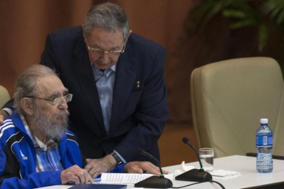 Raúl y Fidel Castro en el último congreso del Partido Comunista.-AP / ISMAEL FRANCISCO