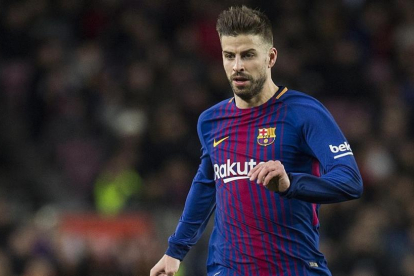 Piqué, en el derbi copero ante el Espanyol en el Camp Nou.-JORDI COTRINA