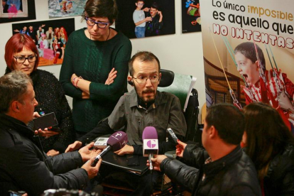El secretario general de Podemos Aragón, Pablo Echenique, realiza declaraciones a la prensa durante la visita que ha realizado hoy a las instalaciones de la Fundación Nipace, en Guadalajara, con motivo del Día Internacional de la Diversidad.-EFE/Pepe Zamora