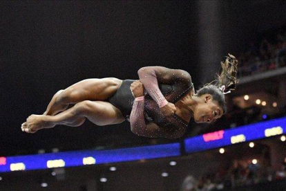 Simone Biles, durante el salto en el ejercicio de suelo.-DENNY MEDLEY-USA TODAY SPORTS